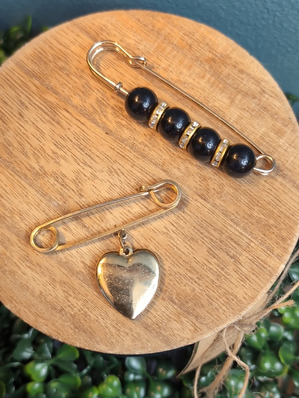 Vtg Safety Pin Brooch Set- Heart & Bead - Gold and Black - Picture 2 of 4